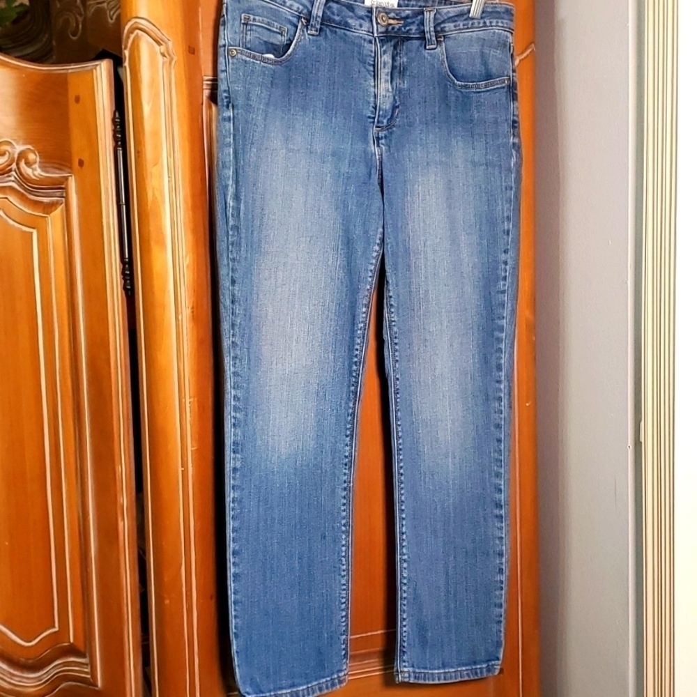 St.Johns Bay women's blue jeans. Straight leg. Size 6. Good used condition.